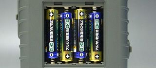 単三乾電池4本で4時間の長時間駆動を実現