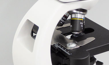 OPTIKA 生物顕微鏡 JB-293PLi 背面のハンドルで持ち運びが容易に